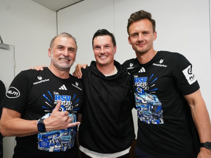 HSV-Sportvorstand Stefan Kuntz (l-r), Trainer Merlin Polzin und Sportdirektor Claus Costa feiern den Aufstieg.