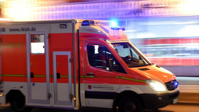 Rettungswagen Eine 82-Jährige wurde bei einem Sturz von einem Fahrrad schwer verletzt. (Symbolbild)