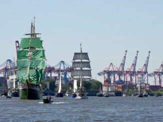 Strahlender Sonnenschein bei der traditionellen Einlaufparade des Hafengeburtstags
