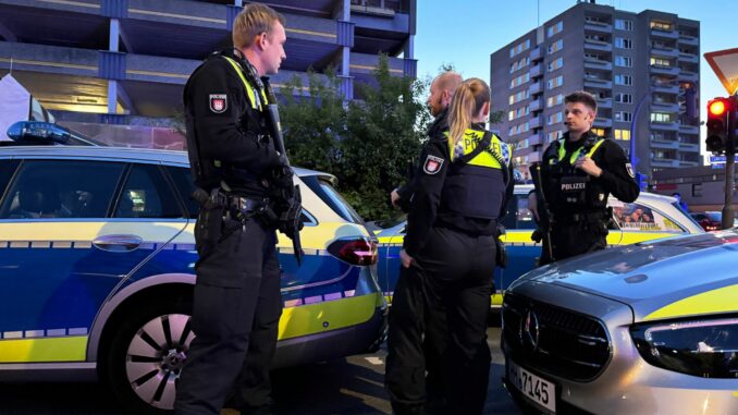 Großer Polizeieinsatz in Hamburg Ein Mensch ist im Hamburger Stadtteil Jenfeld verletzt worden.