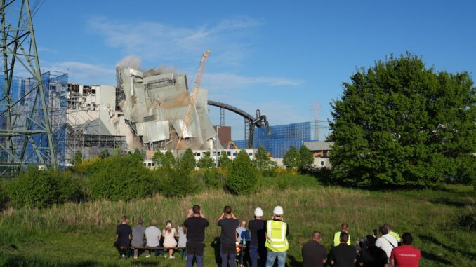 Sprengung Kesselhaus in Hamburg-Moorburg Trotz der Probleme bei der Sprengung des Kesselhauses soll der Bau einer Anlage zur Produktion von grünem Wasserstoff wie geplant Mitte des Jahres beginnen. (Archivbild)