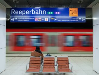 Ein 52-Jähriger hat sich am S-Bahnhof Reeperbahn aggressiv gegen Polizeibeamte gewehrt. (Symbolbild)