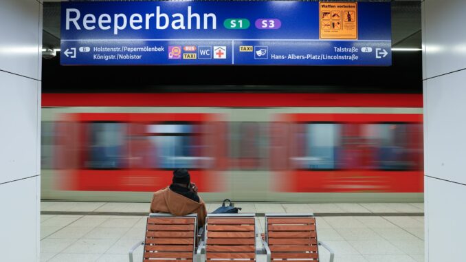 Ein 52-Jähriger hat sich am S-Bahnhof Reeperbahn aggressiv gegen Polizeibeamte gewehrt. (Symbolbild)