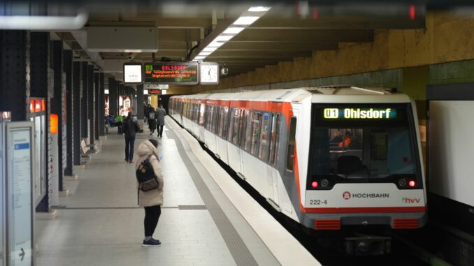 U1 Eine U-Bahn der Linie 1 verkehrt in Hamburg. (Archivbild)