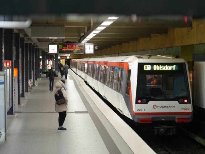 Eine U-Bahn der Linie 1 verkehrt in Hamburg. (Archivbild)