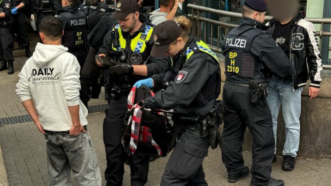 Waffenkontrolle am Hamburger Hauptbahnhof Reisende müssen sich zur Kontrolle des Waffenverbots in die Taschen gucken lassen.