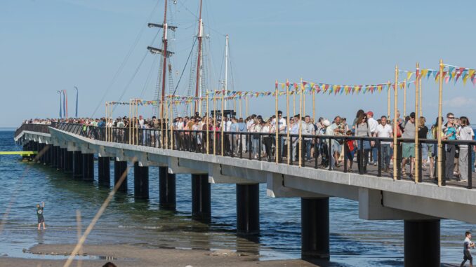 Eröffnung der Scharbeutzer Seebrücke Zahlreiche Besucher haben das schöne Wetter am 1. Mai genutzt, um erstmals über die neue Seebrücke in Scharbeutz zu flanieren.