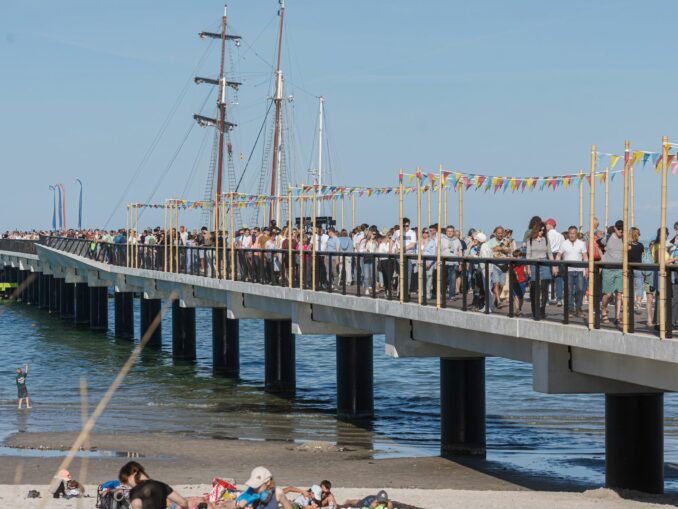 Zahlreiche Besucher haben das schöne Wetter am 1. Mai genutzt, um erstmals über die neue Seebrücke in Scharbeutz zu flanieren.