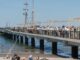 Zahlreiche Besucher haben das schöne Wetter am 1. Mai genutzt, um erstmals über die neue Seebrücke in Scharbeutz zu flanieren.