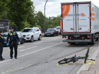 Wie die Feuerwehr mitteilte, wurde der Mann mit einer sogenannten Amputationsverletzung in ein Krankenhaus gebracht.