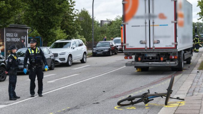Schwerer Unfall mit Radfahrer in Hamburg Wie die Feuerwehr mitteilte, wurde der Mann mit einer sogenannten Amputationsverletzung in ein Krankenhaus gebracht.