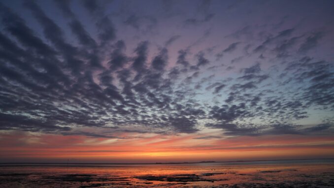 Sonnenuntergang auf Pellworm Das Wattenmeer ist von weltweiter Bedeutung. (Archivbild)