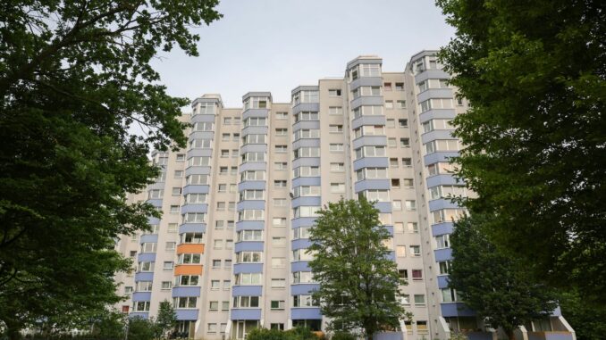 SAGA-Lenzsiedlung Der Verband norddeutscher Wohnungsunternehmen kritisiert, dass Kommunen ihre Hilfsmaßnahmen kürzen und soziale Probleme auf Vermieter abwälzen. (Symbolfoto)