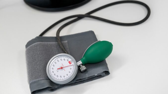 Blutdruckmessgerät In Schleswig-Holstein haben nach Angaben der AOK 655.000 Menschen Bluthochdruck. (Symbolbild)
