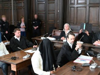 Die Anklage laute auf gemeinschaftlichen Mord und Raub mit Todesfolge.