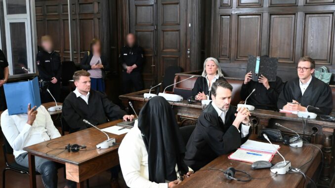 Beginn Prozess gegen wegen Mordes an 69-Jährigem Die Anklage laute auf gemeinschaftlichen Mord und Raub mit Todesfolge.