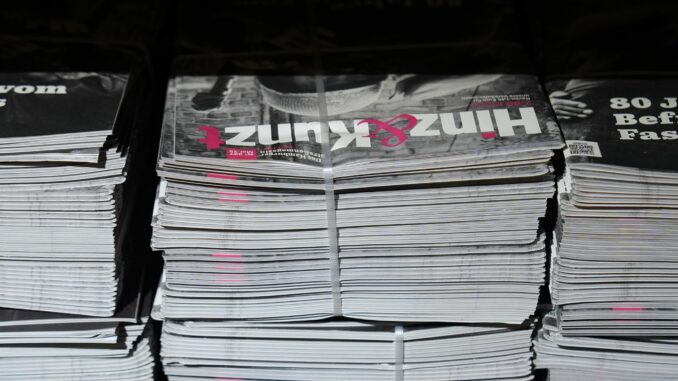 Straßenmagazins „Hinz & Kunzt“ mit Handy kaufen Rund 44.000 Exemplare der Hamburger Straßenzeitung verkaufen die Obdachlosen im Monat.