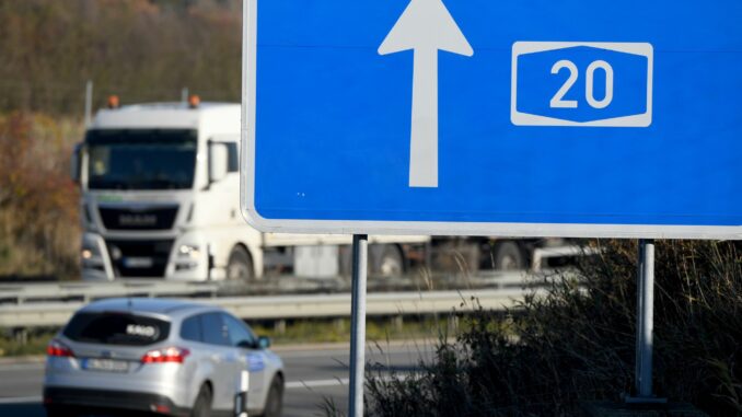 Großvorhaben im Norden Auf der A20 ist ein Reisebus gegen ein Auto gefahren. In dem Bus saßen rund 20 Menschen. (Symbolbild)
