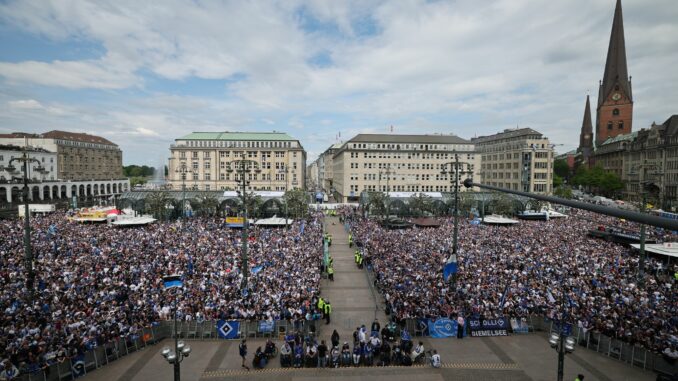 Aufstiegsfeier Hamburger SV HSV-Fans stehen auf dem Rathausmarkt vor dem Hamburger Rathaus und feiern ihren Club.