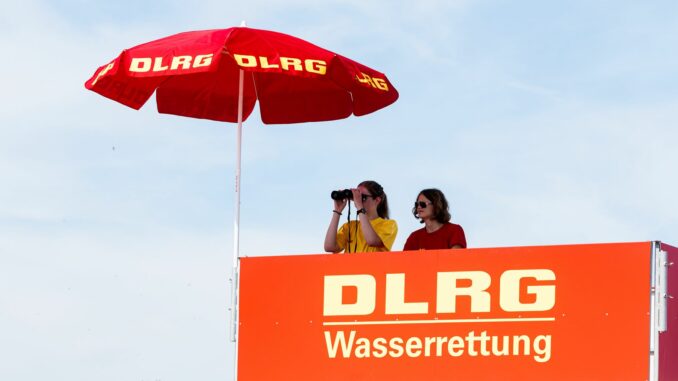 Deutsche Lebens-Rettungs-Gesellschaft In Schleswig-Holstein haben die Helfer der DLRG 211 Menschenleben gerettet. ( Archivbild)