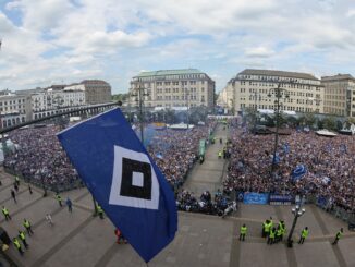 Der Hamburger SV feiert mit Tausenden Fans den Aufstieg in die Fußball-Bundesliga.