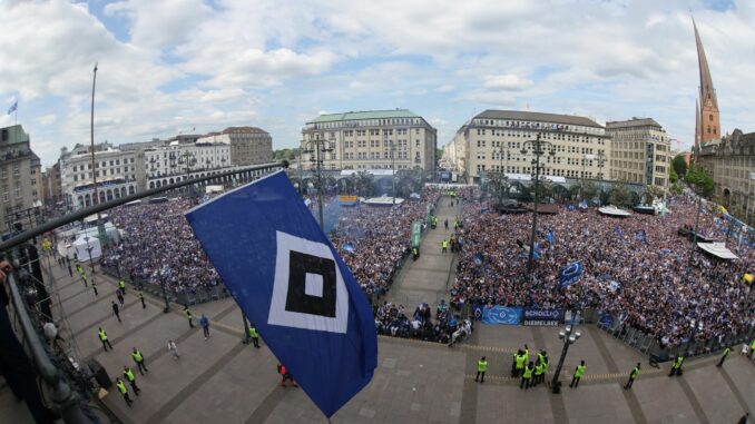 Aufstiegsfeier Hamburger SV Der Hamburger SV feiert mit Tausenden Fans den Aufstieg in die Fußball-Bundesliga.
