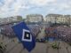 Der Hamburger SV feiert mit Tausenden Fans den Aufstieg in die Fußball-Bundesliga.