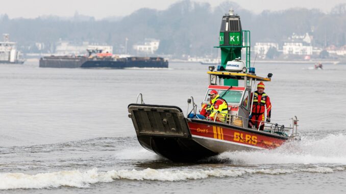 Wasserrettungsübung "OSC-River LiveEX25" An der Argentinienbrücke in Wilhelmsburg wurde eine Wasserleiche entdeckt. (Archivfoto)