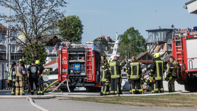 Explosion im Hafen von Niendorf Nach der Explosion der Gasflasche wurde der Bereich weiträumig abgesperrt.
