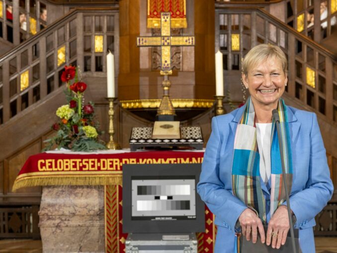 Zum Gedenken an das Kriegsende vor 80 Jahren feiern Bischöfin Kirsten Fehrs und Bischof Georg Bätzing einen Gottesdienst in Berlin.