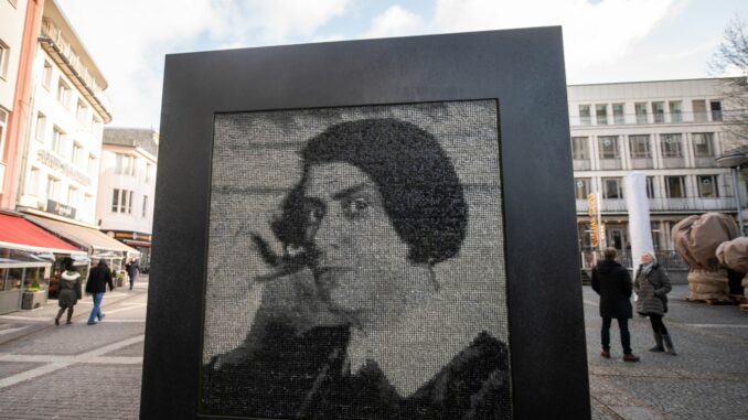 Else Lasker-Schüler Denkmal in Wuppertal Präsentiert werden unter anderem nach über 45 Originalzeichnungen von Else Lasker-Schüler. (Symbolbild)