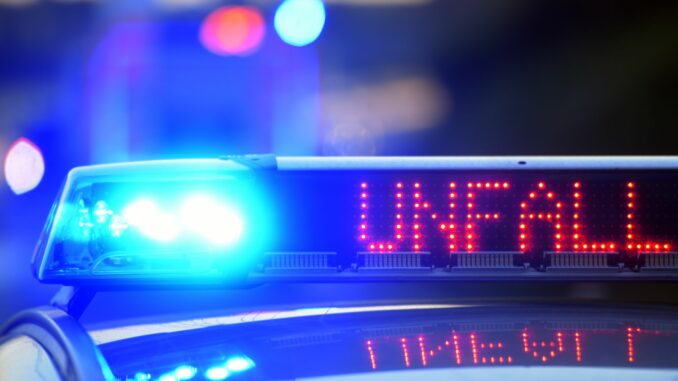 Polizei sichert Unfallstelle Ein Lastwagen ist im Baustellenbereich der A21 von der Fahrbahn abgekommen und hat sich den Tank aufgerissen (Archivbild).