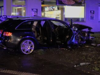 Das Unfallfahrzeug steht vor einem Haus. Zuvor hatte der 52-jährige Fahrer das Bewusstsein während der Fahrt verloren.