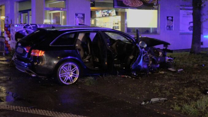Auto prallt gegen Ampel, Baum und Haus Das Unfallfahrzeug steht vor einem Haus. Zuvor hatte der 52-jährige Fahrer das Bewusstsein während der Fahrt verloren.
