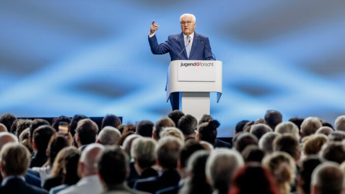 Siegerehrung 60. Bundeswettbewerb "Jugend forscht" In Anwesenheit von Frank-Walter Steinmeier sind in Hamburg die Bundessieger des Wettbewerbs «Jugend forscht» geehrt worden.