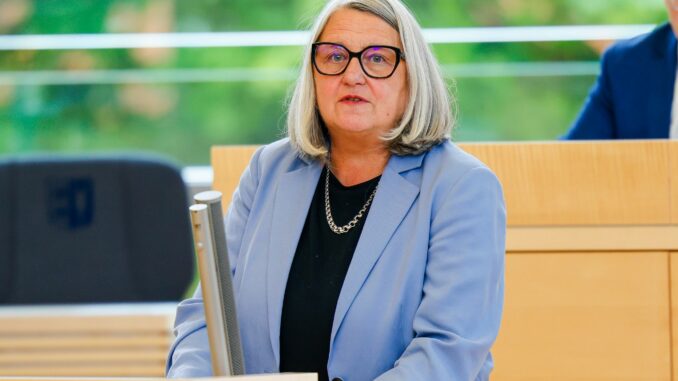 Landtagssitzung in Kiel Ein generelles Verbot, digitale Endgeräte in Schulen mitzuführen, wird es laut Ministerin Dorit Stenke allerdings nicht geben. (Archivbild)