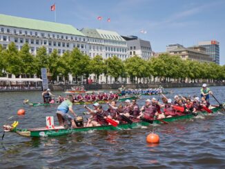 18 Teams paddelten auf der Binnenalster um die Wette.