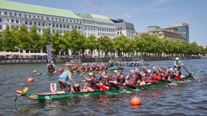 19. Drachenboot Cup der Michael Stich Stiftung 18 Teams paddelten auf der Binnenalster um die Wette.