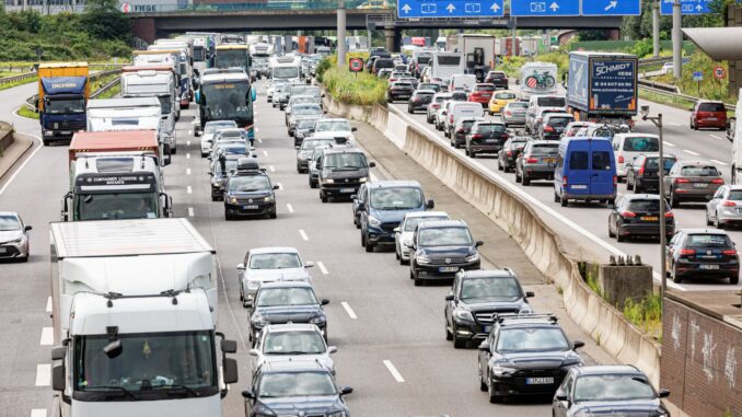 Stau auf der Autobahn 1 Weil der Elbtunnel Richtung Süden für 55 Stunden gesperrt ist, fahren viele über die A1. Die ist entsprechend voll.