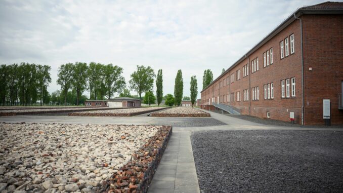Die Ausstellung wird in einem Übersee-Container auf dem ehemaligen Appellplatz gezeigt. (Archivbild)
