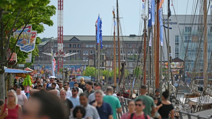 Kieler Woche 2025 Wegen zahlreicher Besucherinnen und Besucher auf der Kieler Woche war der Zugverkehr in der Spitze zu 200 Prozent ausgelastet.