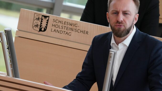 SPD-Innenpolitiker Niclas Dürbrook Das Land soll laut Niclas Dürbrook generell für die Unterbringung und Betreuung von straffälligen Ausreisepflichtigen zuständig sein. (Archivbild)