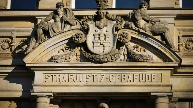 Hamburger Strafjustizgebäude Der Angeklagte ist zu einer Freiheitsstrafe von einem Jahr und sechs Monaten auf Bewährung verurteilt worden. (Archivbild)