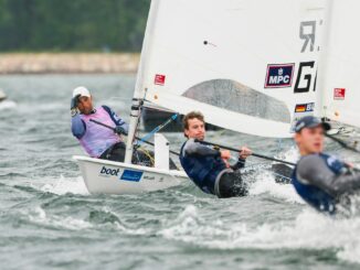 Schwerstarbeit für Philipp Buhl bei starkem Wind in der Kieler Förde.