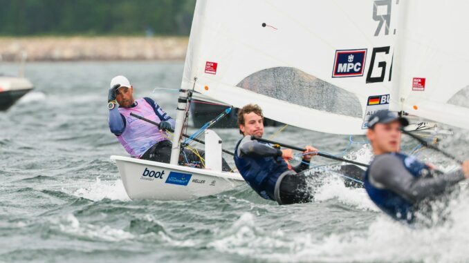 Kieler Woche Segeln Schwerstarbeit für Philipp Buhl bei starkem Wind in der Kieler Förde.