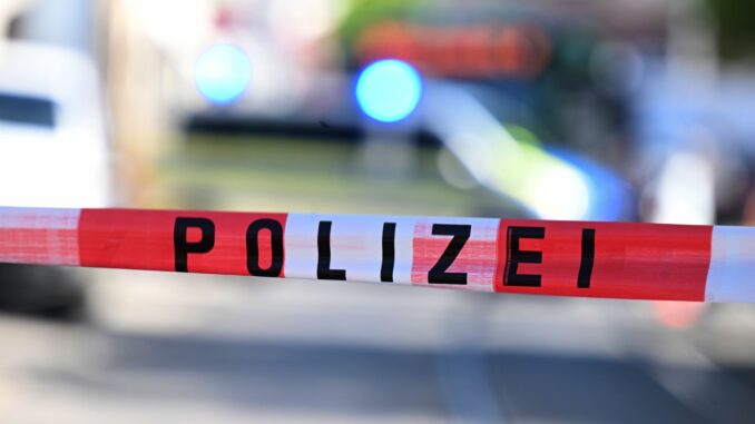 Ein von der Polizei abgesperrter Bereich an Einsatzort in München Hamburg fordert eine bessere länderübergreifende Zusammenarbeit. (Symbolbild)