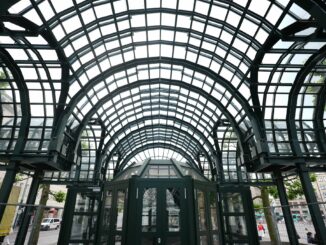 Über 40 Jahre alt, stehen die nun frisch sanierten Rathausmarkt-Pavillons mit ihren Glasarkaden unter Denkmalschutz.