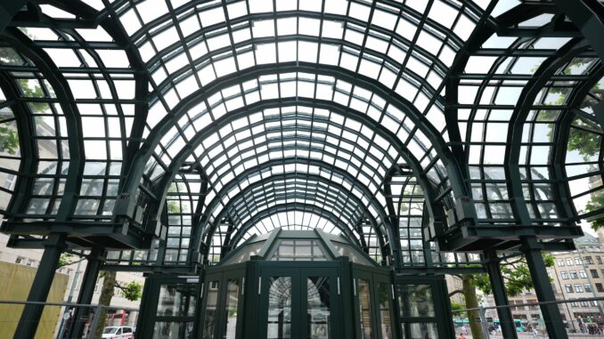 Über 40 Jahre alt, stehen die nun frisch sanierten Rathausmarkt-Pavillons mit ihren Glasarkaden unter Denkmalschutz. 