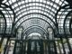 Über 40 Jahre alt, stehen die nun frisch sanierten Rathausmarkt-Pavillons mit ihren Glasarkaden unter Denkmalschutz.