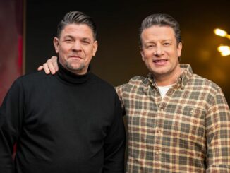 Duell der Spitzenköche: Weltstar Jamie Oliver tritt erstmals gegen den deutschen TV-Liebling Tim Mälzer an.